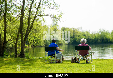 Due donne anziane godendo della vista a Neigh Bridge Country Park, Cotswold Water Park, Gloucestershire, England, Regno Unito Foto Stock