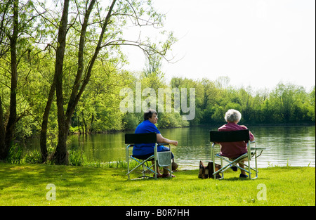 Due donne anziane godendo della vista a Neigh Bridge Country Park, Cotswold Water Park, Gloucestershire, England, Regno Unito Foto Stock