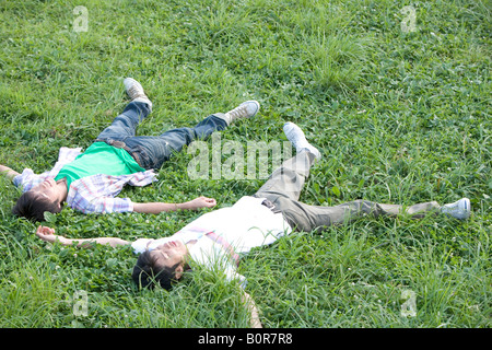 Due giovani uomini giacente in erba Foto Stock