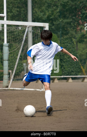 Giocatore di calcio sul campo Foto Stock