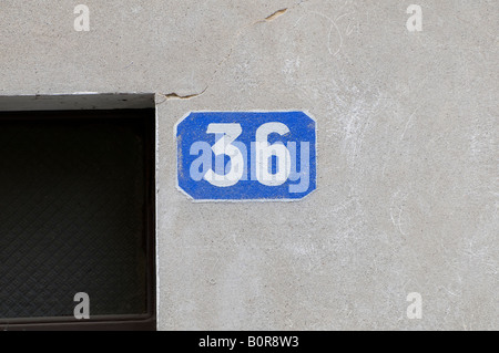 Numero 36 sul muro di casa, Provenza, Francia Foto Stock