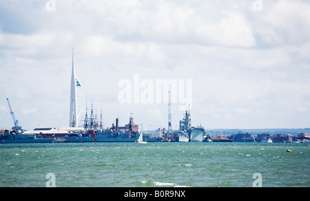 Il porto di Portsmouth e Royal Navy Dockyard da Portchester Castle, Hampshire, Inghilterra, Regno Unito Foto Stock