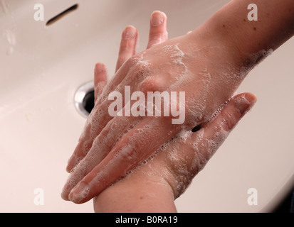 Handwashing - pulizia del dorso della mano e il giunto con il pollice Foto Stock