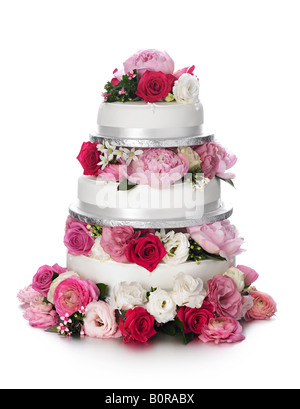 torta nuziale a tre livelli con rose di fiori Foto Stock