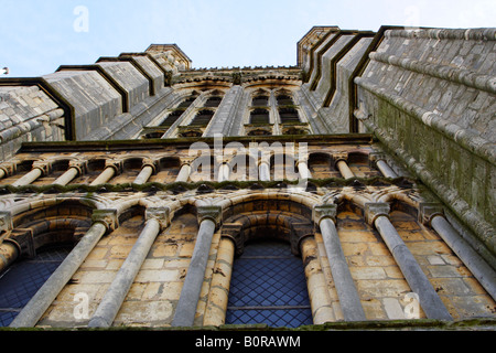 Close up west rivolto verso la parte anteriore torre della Cattedrale di Lincoln, Regno Unito Foto Stock
