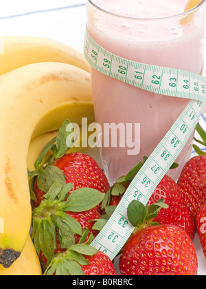 I frullati fatta con fragole e banane e un metro a nastro Foto Stock