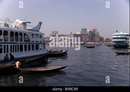 Grandi e piccole barche sul fiume Buriganga a Dacca in Bangladesh Foto Stock