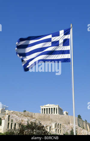 Bandiera Greca di fronte all'Acropoli di Atene, Grecia Foto Stock