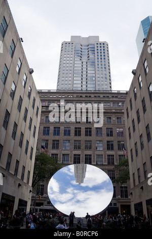 Il grattacielo si riflette nel cielo specchio scultura di Anish Kapoor, New York City Foto Stock