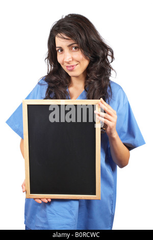 Gentile Dottore femmina in blu scrubs tenendo la lavagna Foto Stock
