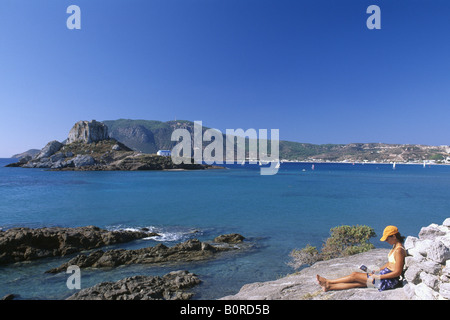Spiaggia di Agios Stefanos, in background Nisi Kastri isola, isola di Kos, Dodecanneso, Grecia Foto Stock