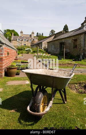 Regno Unito Inghilterra Lincolnshire Easton vicino Grantham Easton Hall Giardino carriola in giardino cottage Foto Stock