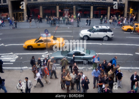 Fifth Avenue si riflette nel cielo specchio scultura di Anish Kapoor, New York City Foto Stock