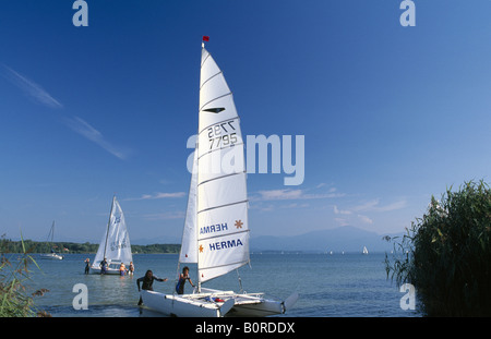 Barche a vela sul lago Chiemsee, Chiemgau, Baviera, Germania Foto Stock