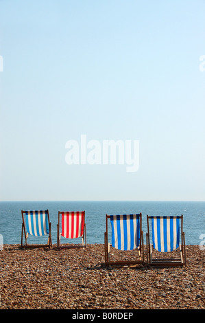 Sedie a sdraio sulla spiaggia di Brighton, Regno Unito Foto Stock