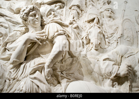 Rilievo in marmo scultura Alexandre et Diogene da Pierre Puget nel museo del Louvre a Parigi, Francia. Foto Stock