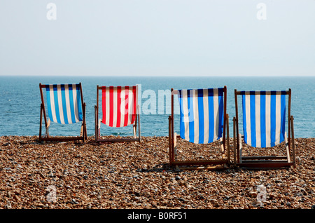 Sedie a sdraio sulla spiaggia di Brighton, Regno Unito Foto Stock