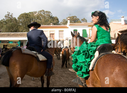 La gente a cavallo a El Rocío durante la romeria Foto Stock