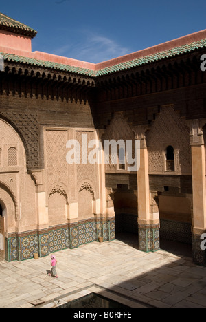 Vista del cortile presso il Ben Yousseff Medersa islamica o Collegio islamico. Foto Stock