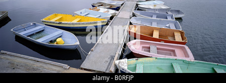 Barche del New England colorate barche a remi ponte d'acqua jetty Foto Stock