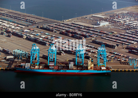 Al di sopra dell'antenna di Maersk Line lo scarico nel porto di Los Angeles, CA Foto Stock