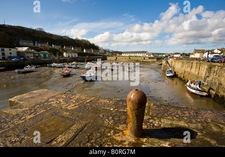 La bassa marea presso il Cornish tradizionale villaggio di pescatori di Porthleven GB Foto Stock