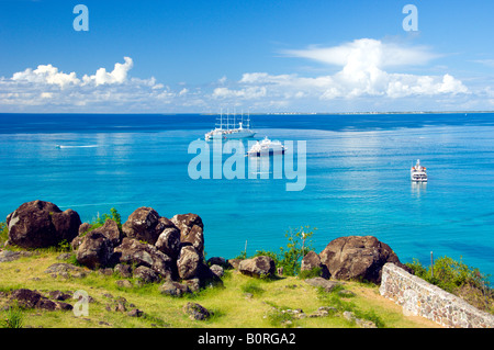 Imbarcazioni da diporto ancorate in Marigot Bay Saint Martin protettorato francese Foto Stock