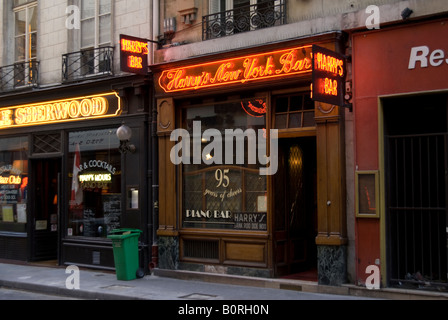 Passato assidui frequentatori di Harrys Bar di New York a Parigi Francia hanno incluso F Scott Fitzgerald ed Ernest Hemingway Foto Stock