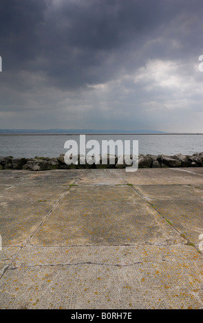 West Kirby vista sul lago marino Wirral Cheshire verso il lato gallese delle Dee estuario Foto Stock