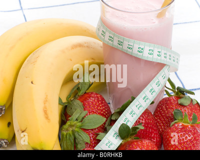 I frullati fatta con fragole e banane e un metro a nastro Foto Stock