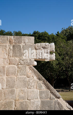 Scultura che rappresenta la testa di coccodrillo su una struttura antica a Chichen Itza sito archeologico. Foto Stock