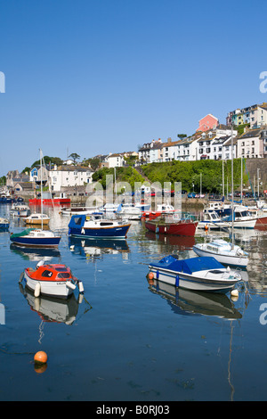 Barche da pesca nel porto interno a Brixham Devon UK Foto Stock