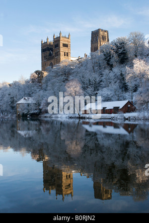 Inverno vista della Cattedrale di Durham con la riflessione nel fiume usura, England, Regno Unito Foto Stock