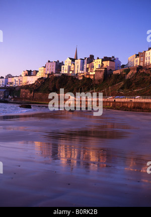 North Beach Tenby all'alba con case riflessa nella sabbia bagnata Pembrokeshire West Wales UK Foto Stock