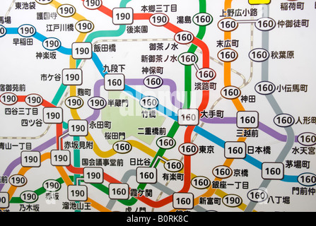 Dettaglio delle rotte e le linee sul complesso metropolitana mappa della metropolitana di Tokyo in Giappone Foto Stock