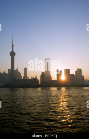 Alba sul Fiume Huangpu e il Pudong New Area Shanghai in Cina Foto Stock