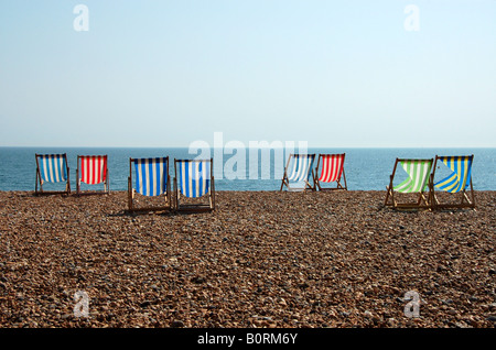 Sedie a sdraio sulla spiaggia di Brighton, Regno Unito Foto Stock