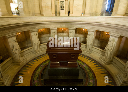 Napoleone tomba si trova in una cripta circolare affiancato da dodici statue colossali celebrando la sua grandi battaglie Chiesa Dome Paris Foto Stock