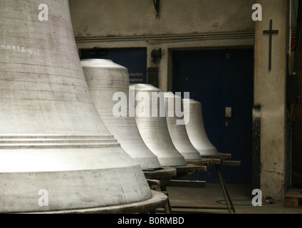 Fila di campane Grassmayr di fabbricazione Foto Stock