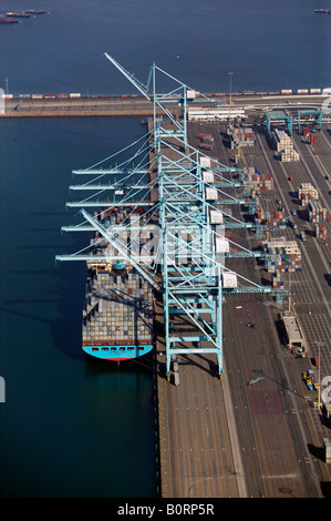 Al di sopra dell'antenna di Maersk Line scarico presso i terminali di APM Porto di Los Angeles in California Foto Stock