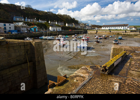 La bassa marea presso il Cornish tradizionale villaggio di pescatori di Porthleven Cornwall Inghilterra GB Foto Stock