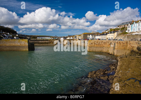 Il porto esterno a Porthleven Cornwall Regno Unito Foto Stock