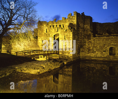 Beaumaris Castle gatehouse riflessa nel fossato di notte Anglesey North Wales UK Foto Stock