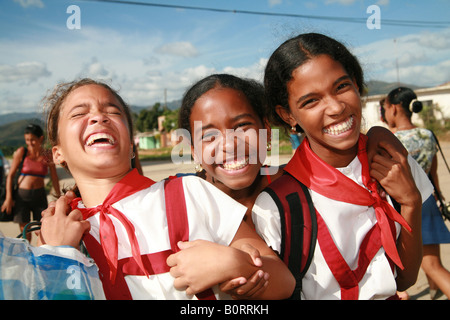 Tre studentesse in Trinidad, Sancti-Spíritus Provincia, Cuba, America Latina Foto Stock