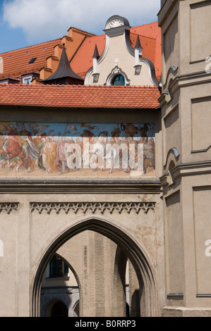 La Isartor a Isartorplatz una delle quattro porte principali della città medievale di Monaco di Baviera Germania Foto Stock