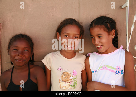Tre ragazze su una parete in Trinidad, Cuba, America Latina. Foto Stock