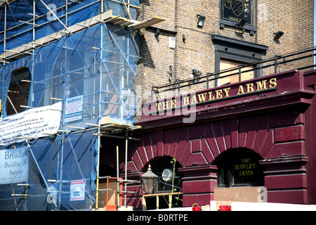 Hawley Arms pub di Camden Town essendo ricostruito dopo l'incendio Foto Stock