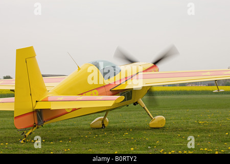 Extra di EA230 G-EXTR acceso il motore prima di prendere-off da Breighton Airfield Foto Stock