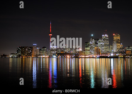 Porto di Toronto di notte come si vede dal piede di Polson Street Foto Stock