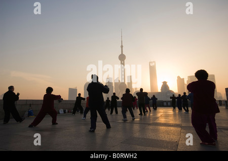 Cina Shanghai taichi praticanti infront di edifici moderni Foto Stock
